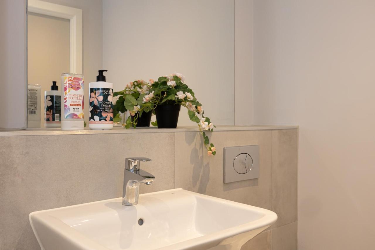 Contemporary 3 Bedrooms Apartment Manchester City Exterior photo
